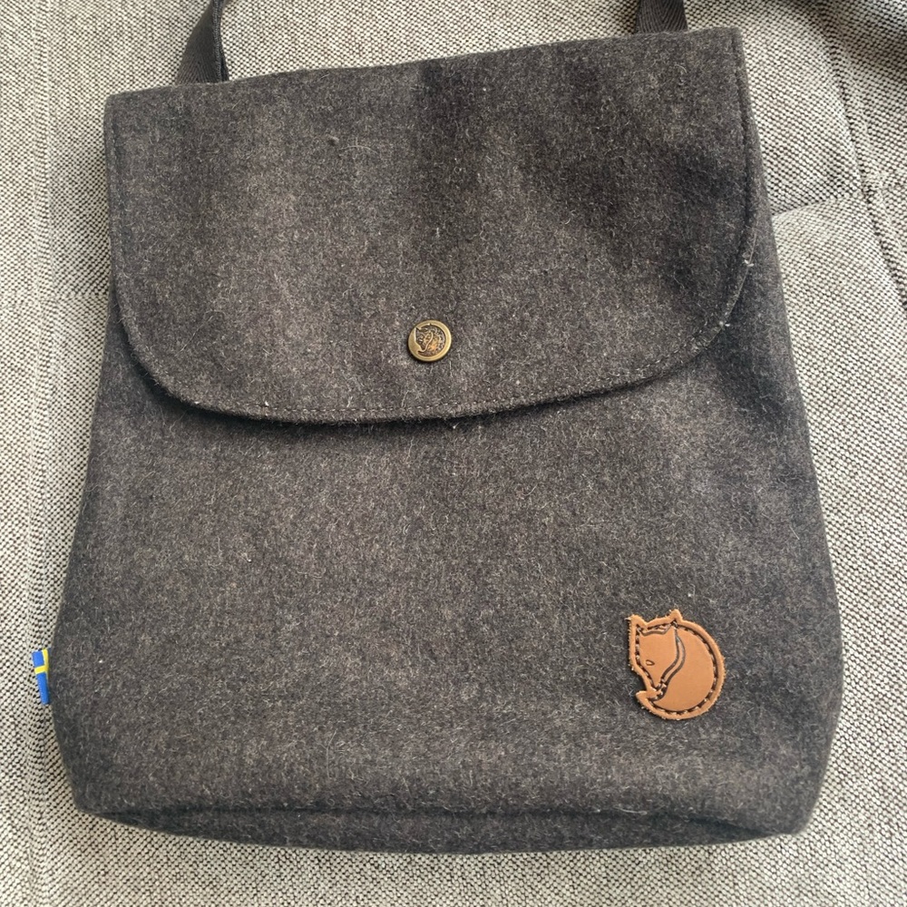 Fjallraven crossbody purse.